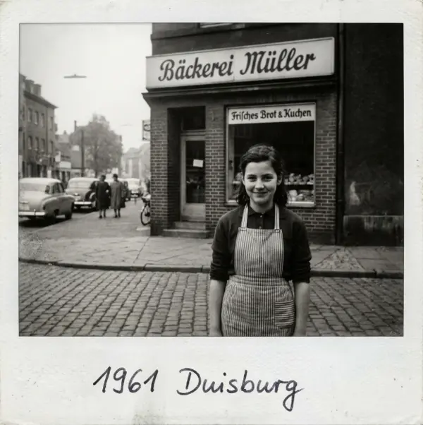 Helga vor der Bäckerei, 1961